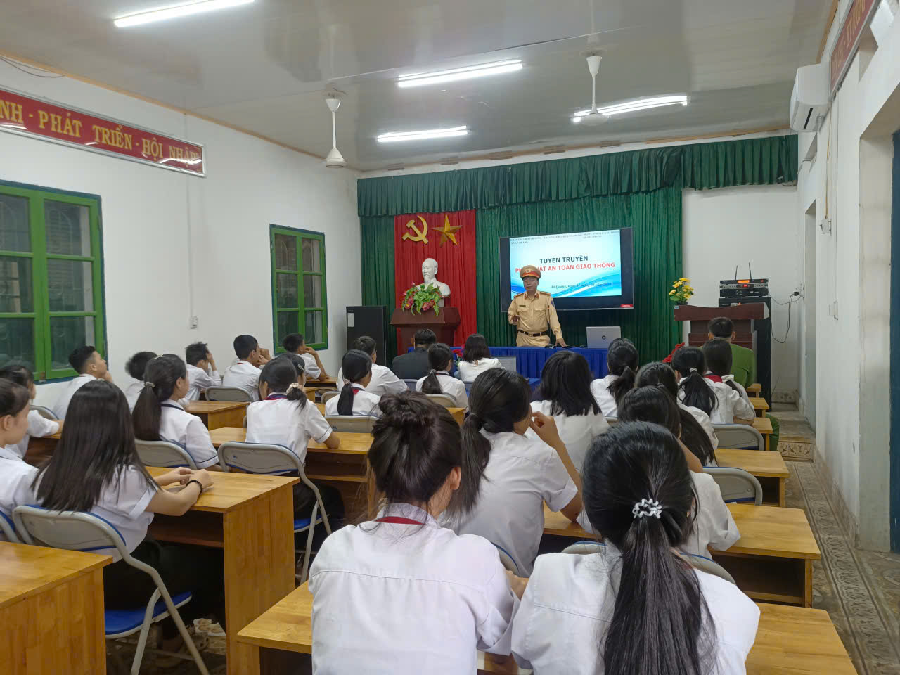 Công an xã An Quang: Tuyên truyền pháp luật về trật tự an toàn giao thông cho học sinh Trường THCS Quang Trung